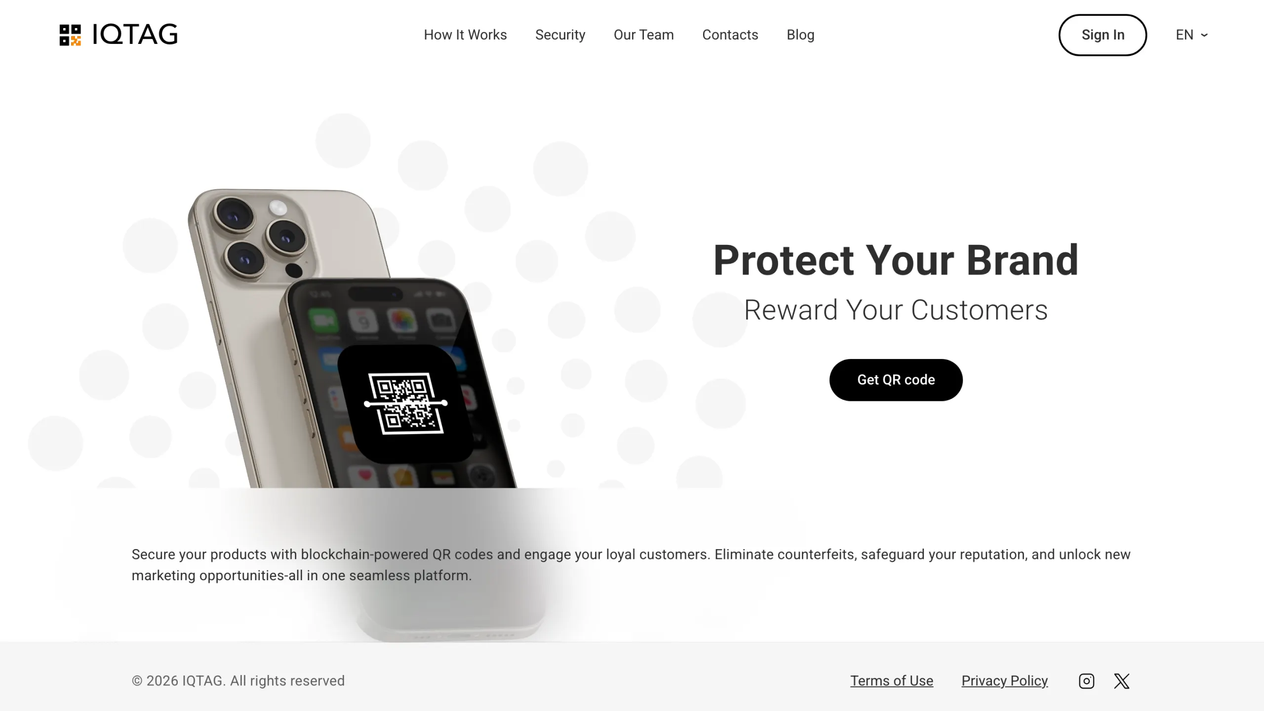 La page d’accueil d’IQTAG : navigation du thème, promesse « Protect Your Brand », bouton « Get QR code » et un téléphone affichant un QR code vérifié.