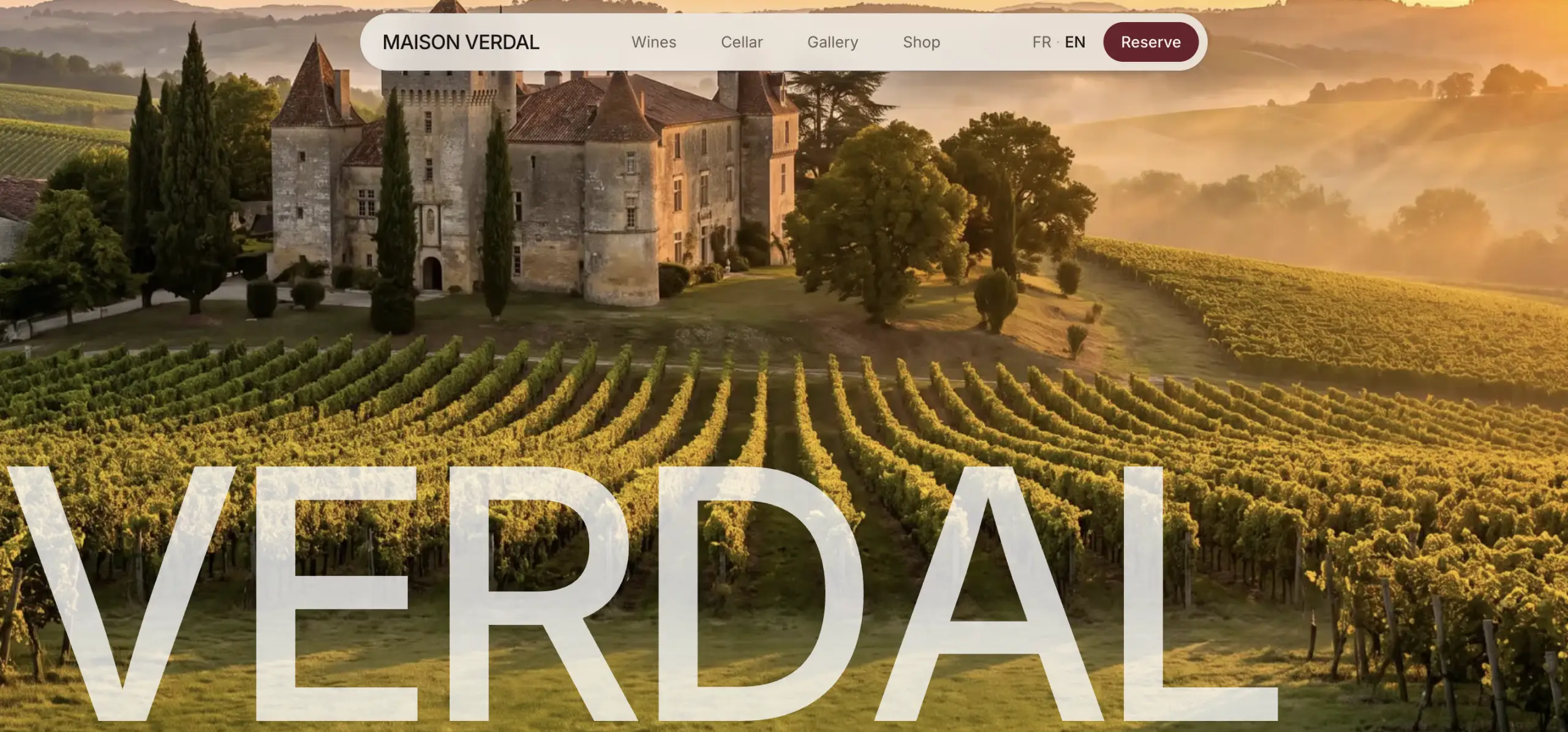 La page d’accueil de Maison Verdal : le château et ses vignes au lever du jour, en image plein cadre, avec le nom du domaine posé dessus.